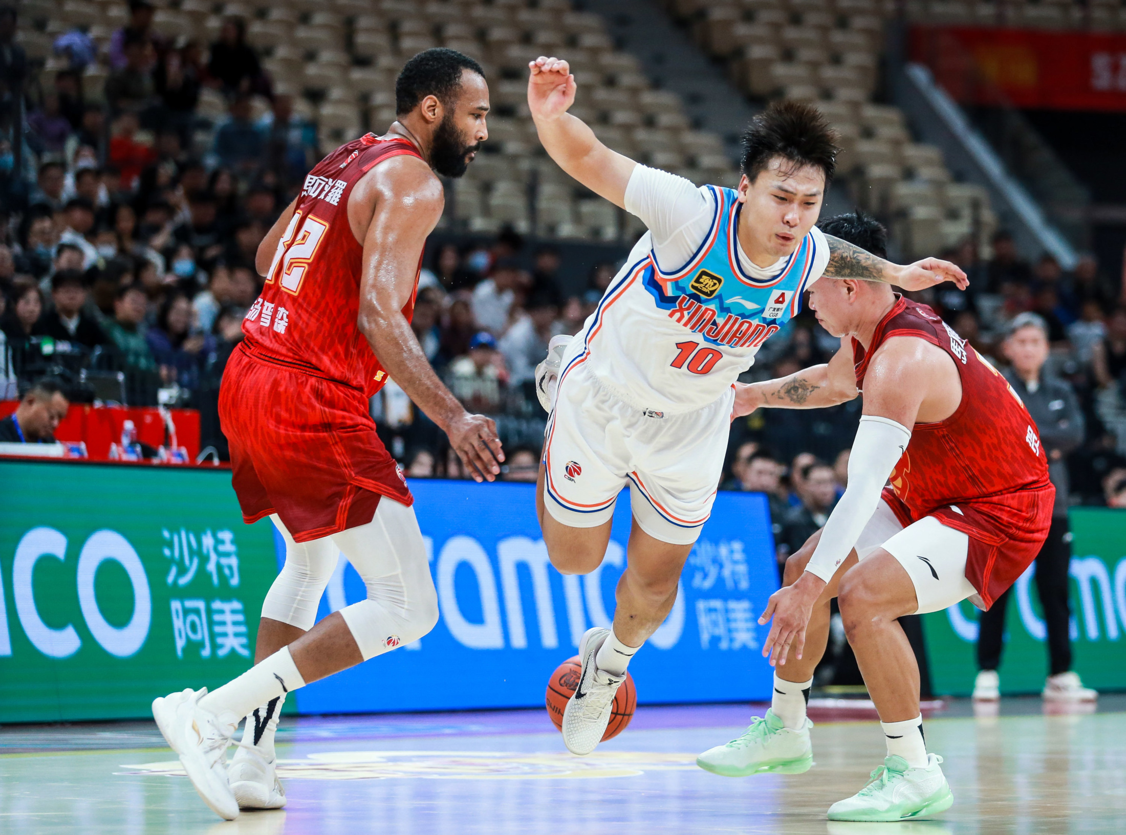 新疆队完胜篮网，福克斯带队取胜