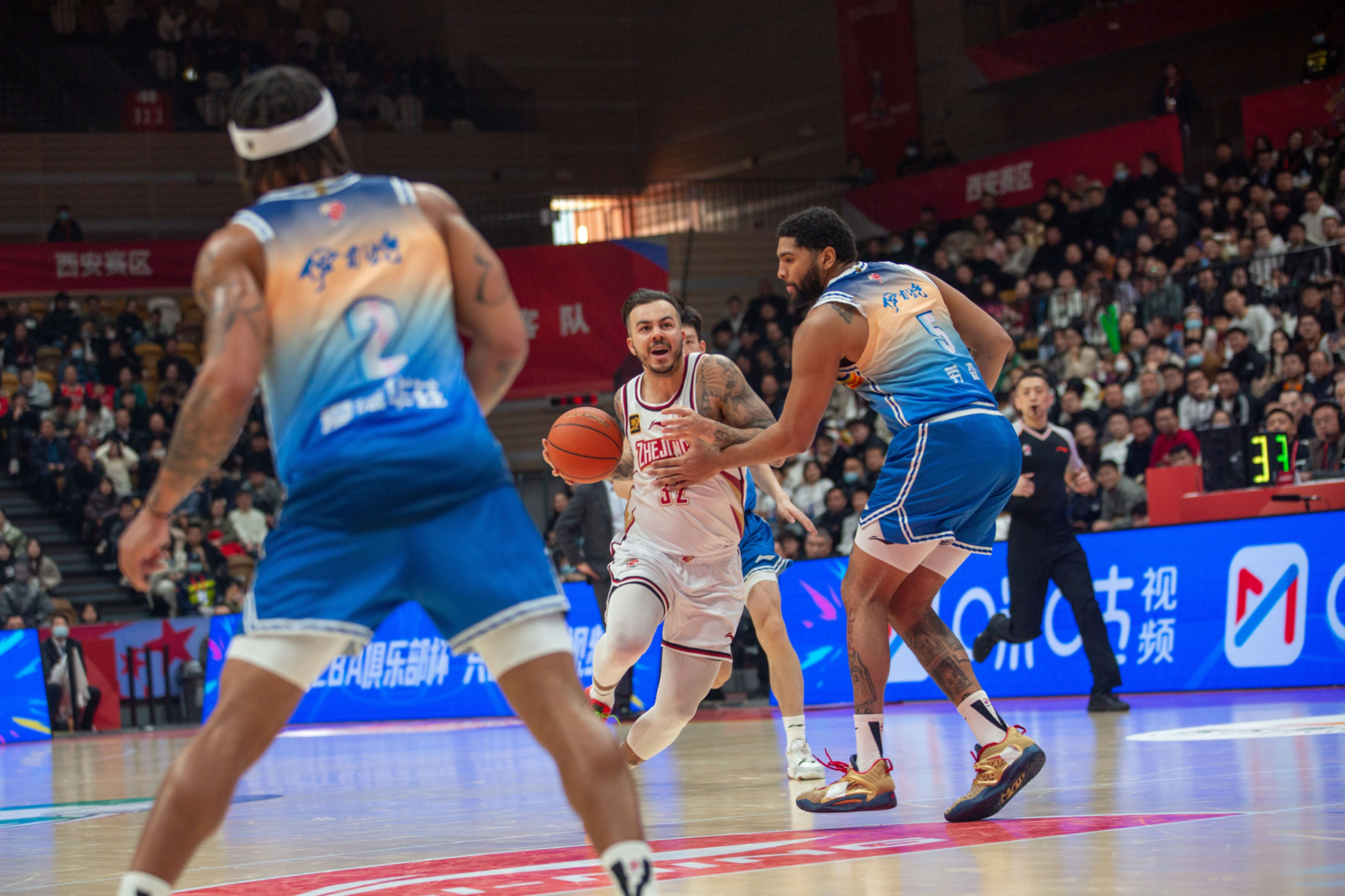 新疆队完胜篮网，福克斯带队取胜