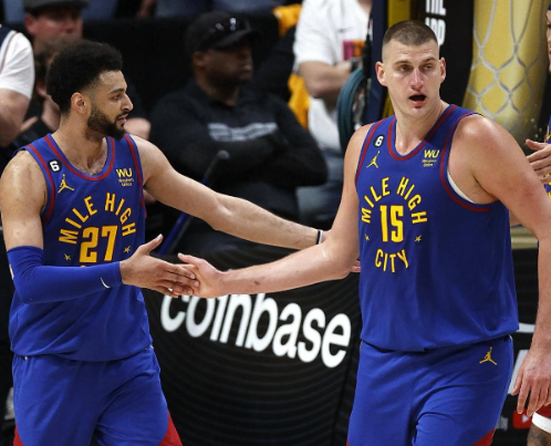 爱游戏在线-独行侠翻盘上海队，约基奇统治全场