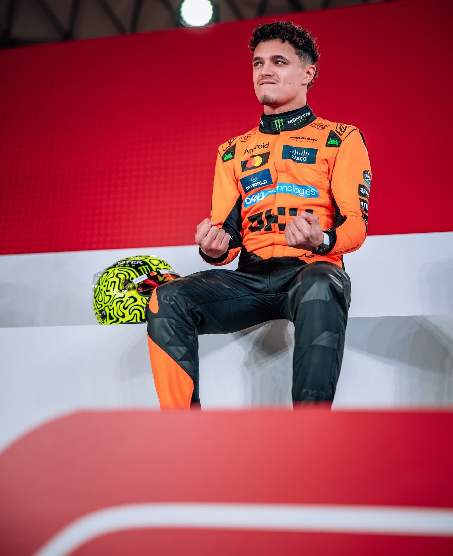 红牛二队鏖战雷诺车队，塞恩斯点燃赛场