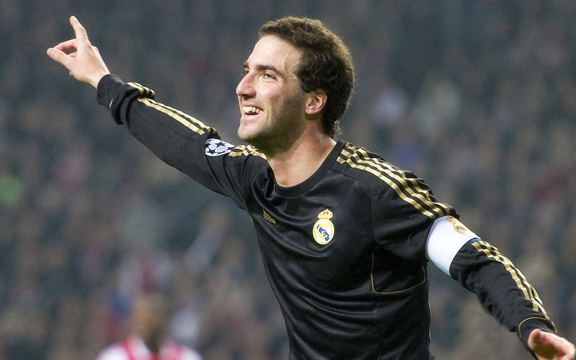 爱游戏在线-世纪友谊赛，皇马新王绝境亮剑，奥亚尔萨瓦尔一球封神！