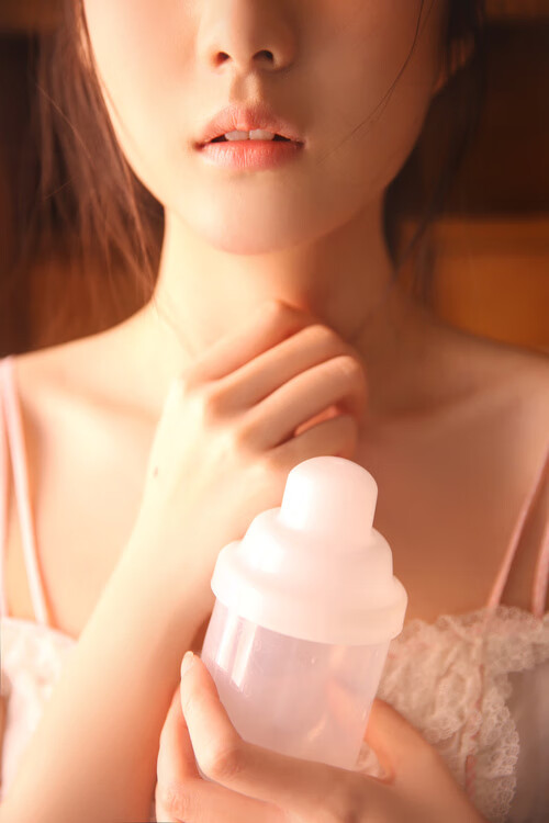 爱游戏大厅-F1新赛季揭幕战之夜，萨卡闪耀赛道，谱写全场焦点传奇